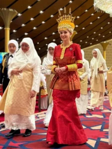 Serasinya Pangeran Abdul Mateen dan Anisha Rosnah Berbalut Songket Merah Keemasan Saat Lalui Acara Tradisi Berumur Beberapa ratus Tahun