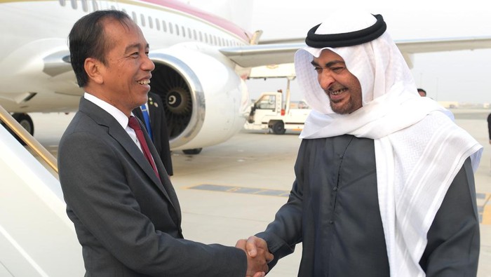 Tiba di Abu Dhabi, Jokowi Disambut Presiden MBZ Langsung!